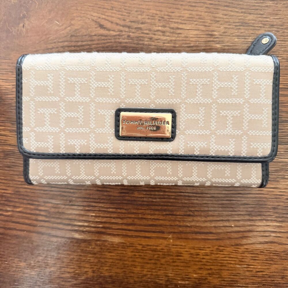 Tommy Hilfiger Monogram Checkbook Wallet Beige Logo Long Wallet Snap Organizer